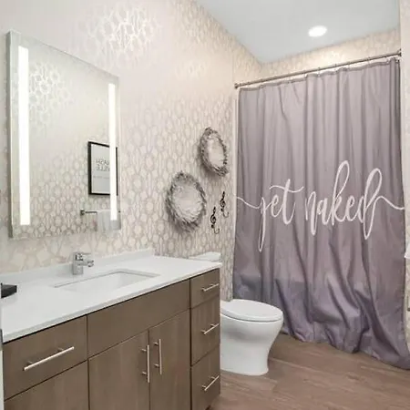 Unique With Pool, Patio, Parking *