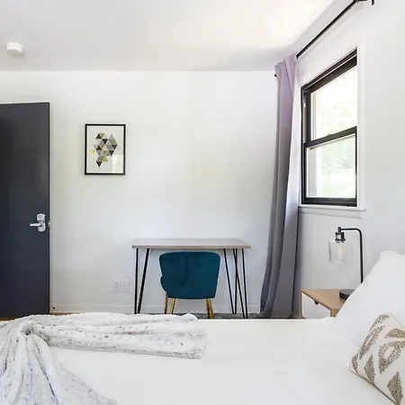 Spacious In A Quiet Neighborhood *