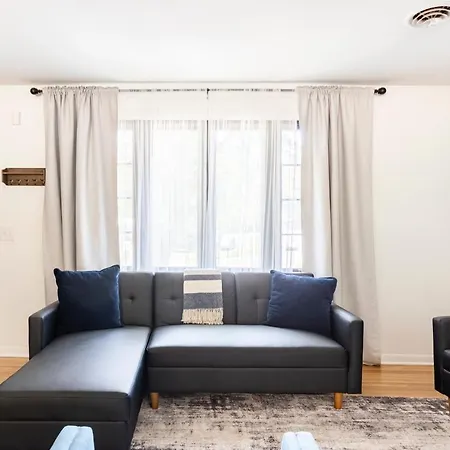 Spacious In A Quiet Neighborhood *