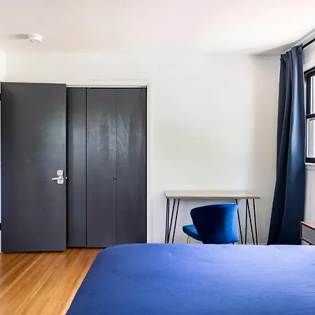 Holiday home Spacious In A Quiet Neighborhood *