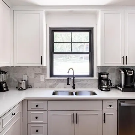 Spacious In A Quiet Neighborhood *