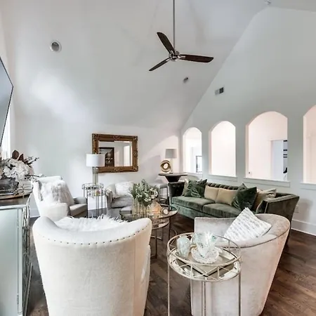Elegant Spacious Furnished W Garage And Fenced Yard