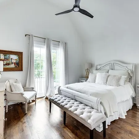 Elegant Spacious Furnished W Garage And Fenced Yard