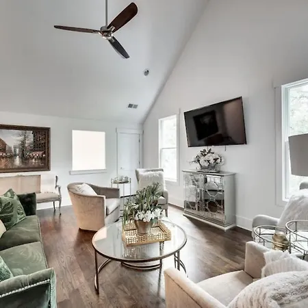 Elegant Spacious Furnished W Garage And Fenced Yard Holiday home Nashville