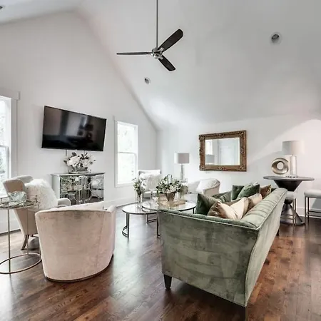 Elegant Spacious Furnished W Garage And Fenced Yard