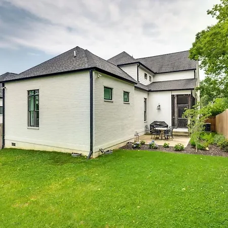 Elegant Spacious Furnished W Garage And Fenced Yard Holiday home *