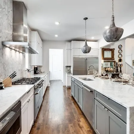 Elegant Spacious Furnished W Garage And Fenced Yard