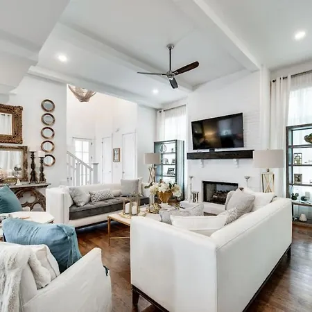 Elegant Spacious Furnished W Garage And Fenced Yard Holiday home