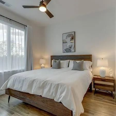 Holiday home Stylish Townhome & Cozy Rooftop *