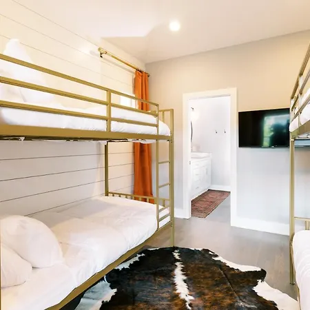 Gorgeous 6 Bed Close To Downtown, Walkable Holiday home
