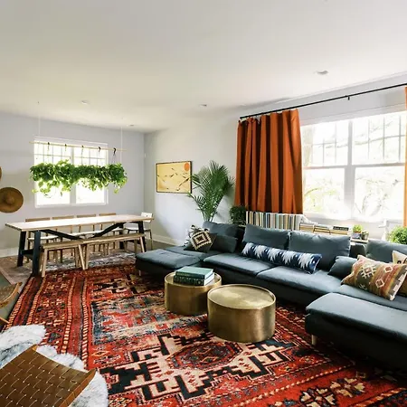 Gorgeous 6 Bed Close To Downtown, Walkable Holiday home