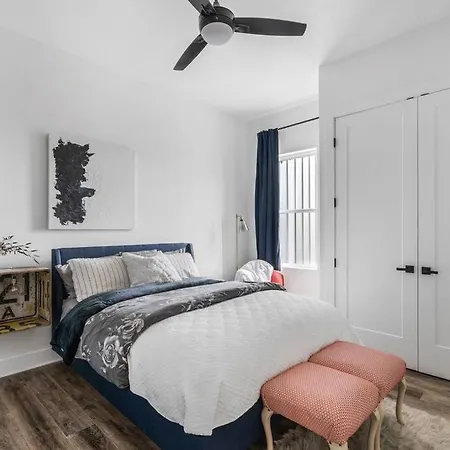 Instagrammable W/ Rooftop Deck, 3 Bdrm Holiday home Nashville