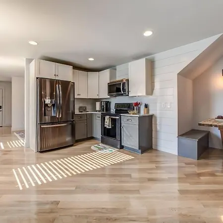 Nashville's Broadway: Your Spacious * Nashville