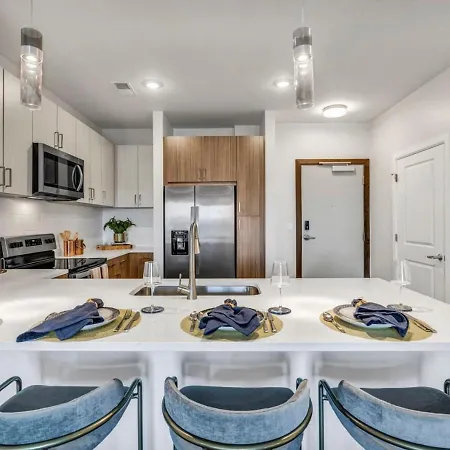 Spacious Castle W Gym Pool Free Parking I Walk To Dowtown N Broadway Apartment
