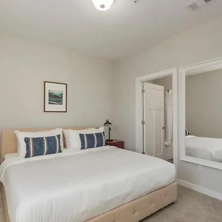 Two Cozysuites Alluring Music Row In Apartment