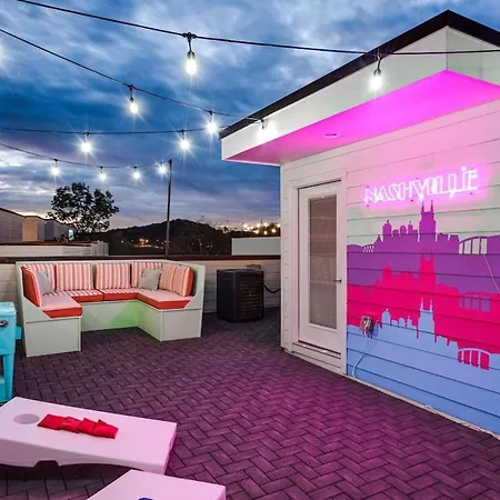New Dolly's Oasis 13beds City Views Near Downtown Holiday home