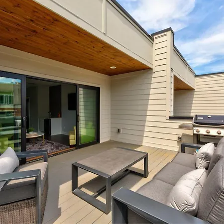 Holiday home 2 Luxe Midtown Homes - Sleeps 24 - Mins To Broadway