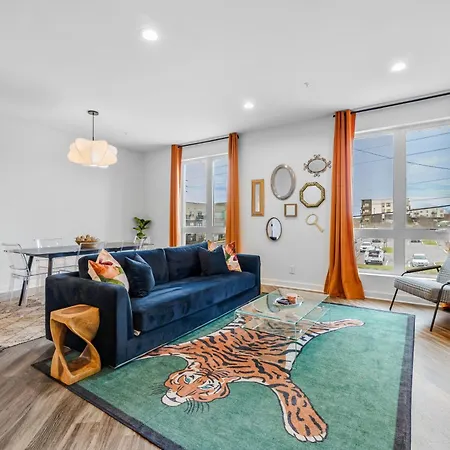 Modern, Free Parking, Walk To Everything Apartment