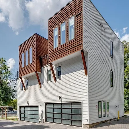 Holiday home 10 Percent Off New Downtown Sleeps 8
