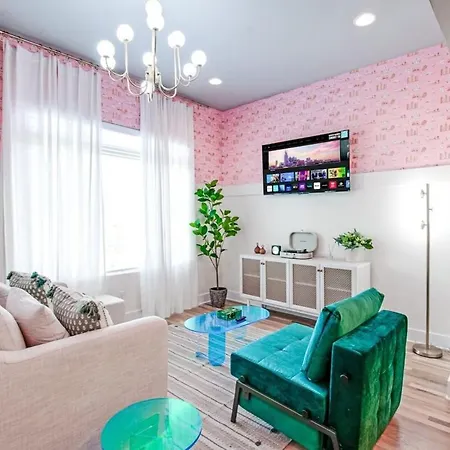 New Dolly's Oasis 13beds City Views Near Downtown Holiday home