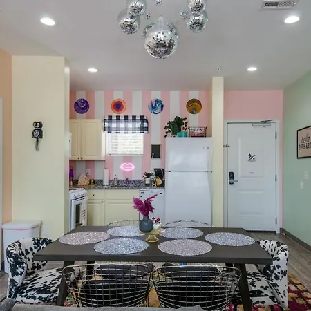 New 4 Bedroom Near Dt Walk To Restaurants Apartment