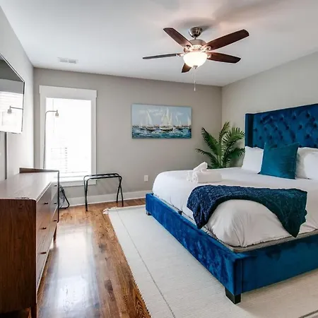 New With 2 King Beds Walk To Bars *