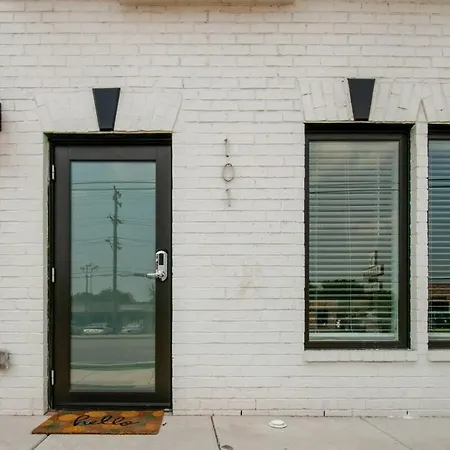 New With 2 King Beds Walk To Bars Apartment *