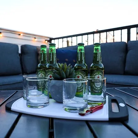 Holiday home New Lux Townhome 6 Mins To Dt Rooftop Sleeps 12