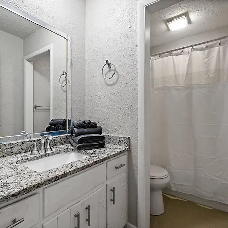 Lovely 1 Bedroom Located In Greenhills. Apartment