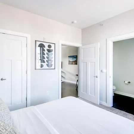 Two Cozysuites Modern Music Row Apartment
