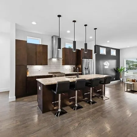 Magnificent 4 Bedroom -w Balcony & Fireplace *