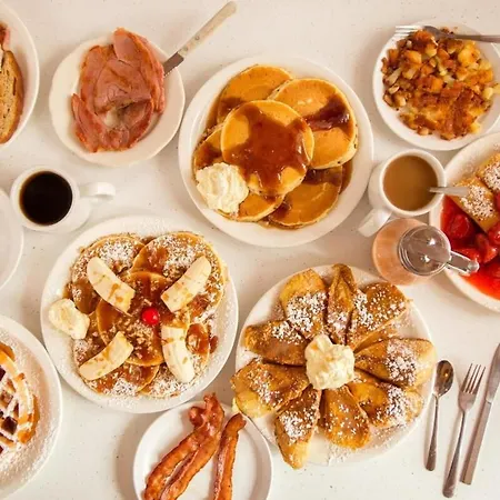 Holiday home Hillsboro Village Rooftop Retreat With Views, Sleep 12 With Gourmet Kitchen, Smart Tvs & Garage, Walk To Vanderbilt, Pancake Pantry And Boutique Shopping, Minutes To Broadway, 12 South And The Parthenon, Perfect For Groups, 24hr Hospitality *