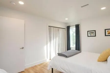 Ada Accessible Dog Friendly With Patio, Yard Ample Parking, Great For Families, 12 Mins To Broadway, 12south, Geodis Park, 24 Hr Hospitality Holiday home