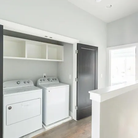 2 Luxe Midtown Homes - Sleeps 24 - Mins To Broadway Holiday home *
