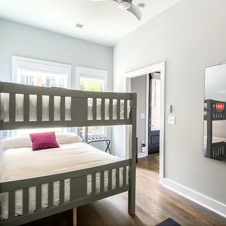 Holiday home 2 Luxe Midtown Homes - Sleeps 24 - Mins To Broadway *