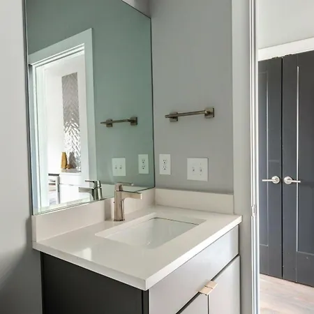 Holiday home 2 Luxe Midtown Homes - Sleeps 24 - Mins To Broadway *