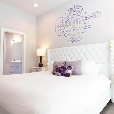 Holiday home 2 Luxe Midtown Homes - Sleeps 24 - Mins To Broadway *