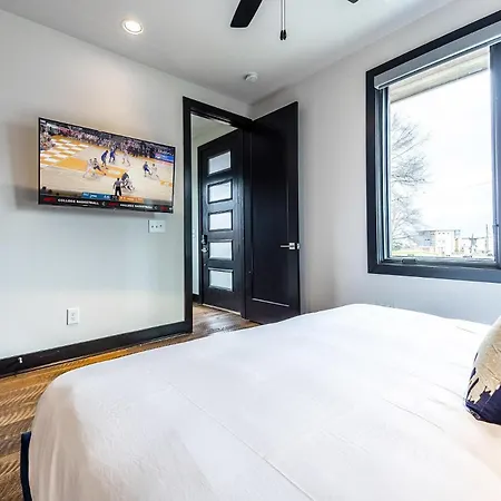 2 Luxe Gulch Homes - Rooftop Deck - Sleeps 24 Holiday home Nashville