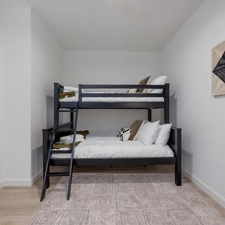 Holiday home Hyve - Lush Plush - Walk To Broadway *