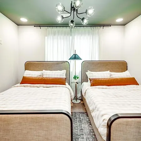 Holiday home The Duo - 24 Beds & Stunning City Views Rare Find *