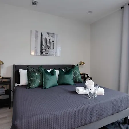 New East Oasis 13beds Roofdeck Free Parking Holiday home *