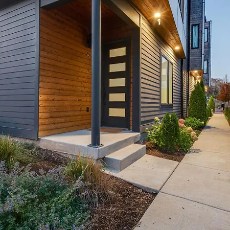 Nash Chic Near Dt Rooftop Luxe Comfort Holiday home