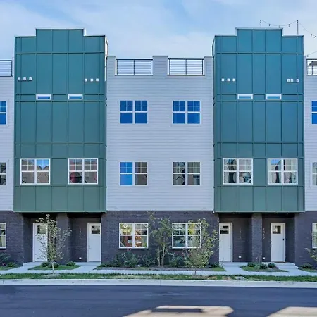 Holiday home New Diva Retreat 13beds Rooftop Views Free Parking *