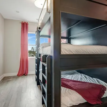 Holiday home New Diva Retreat 13beds Rooftop Views Free Parking *