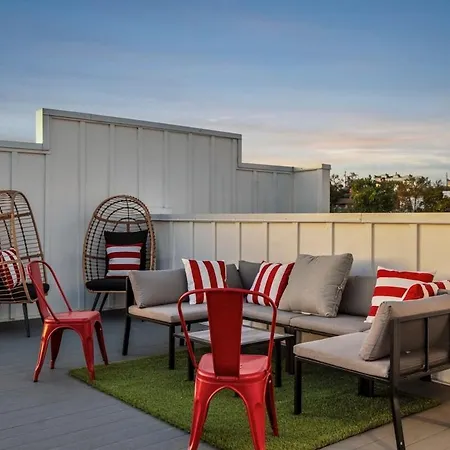 Holiday home New Diva Retreat 13beds Rooftop Views Free Parking