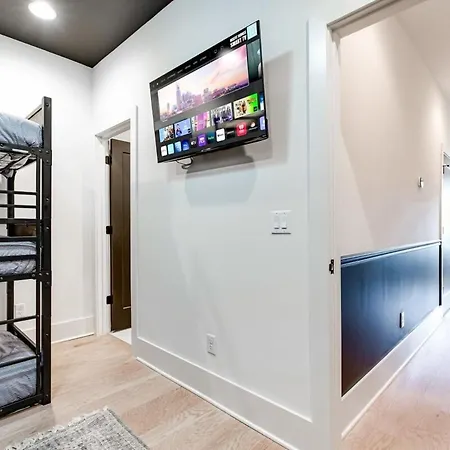The Duo - 24 Beds & Stunning City Views Rare Find *