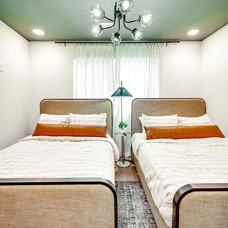 Sky High Cowgirl Luxe 4br With Rooftopdeck Karaoke Holiday home