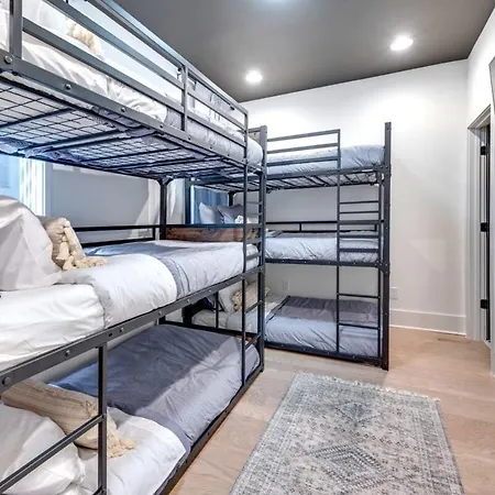 Holiday home The Duo - 24 Beds & Stunning City Views Rare Find