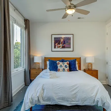 Country Thunder - Private Balcony - 5 Min Walk To Geodis Park Holiday home