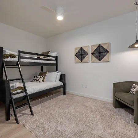 Holiday home Hyve - Lush Plush - Walk To Broadway *